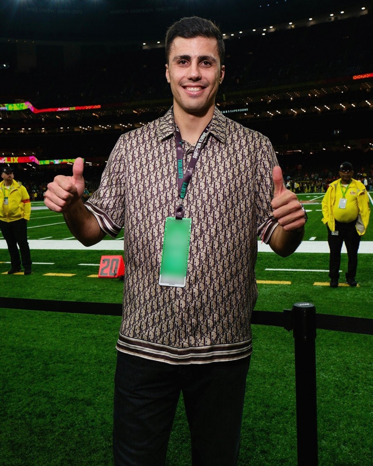  羅德里現(xiàn)場觀看NFL超級碗，據悉曼城派理療師陪同