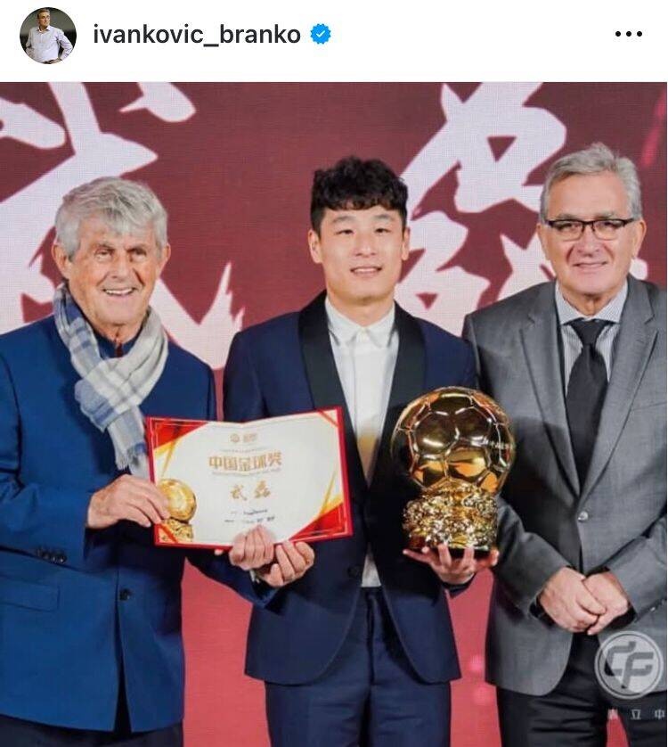  出席中國金球獎頒獎儀式，伊萬曬與武磊、米盧同框照片