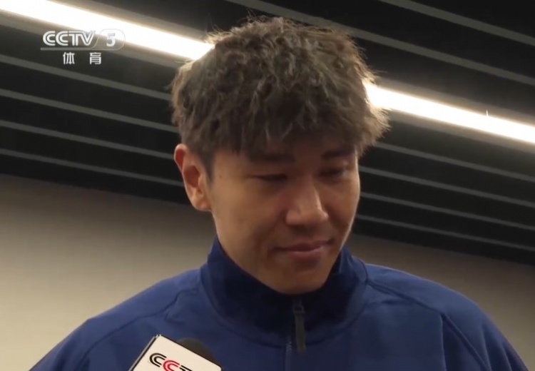 鐵漢柔情！三鎮(zhèn)球員劉奕鳴探望患病小球迷時(shí)哽咽