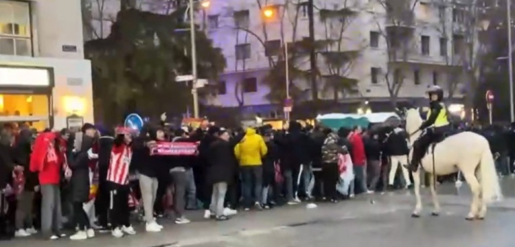 馬競球迷進入伯納烏時向人群投擲雜物，導致安保對其進行脫鞋檢查