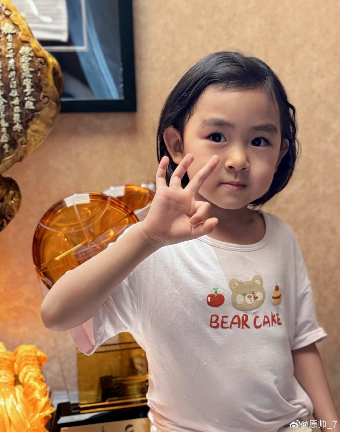  三分大賽三冠王！原帥曬三冠獎杯：完成了女兒給安排的任務(wù)！