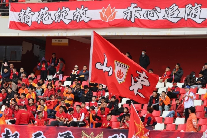 主場上萬名球迷的吶喊助威，給山東體彩女足征戰(zhàn)女超增添了能量與動力
