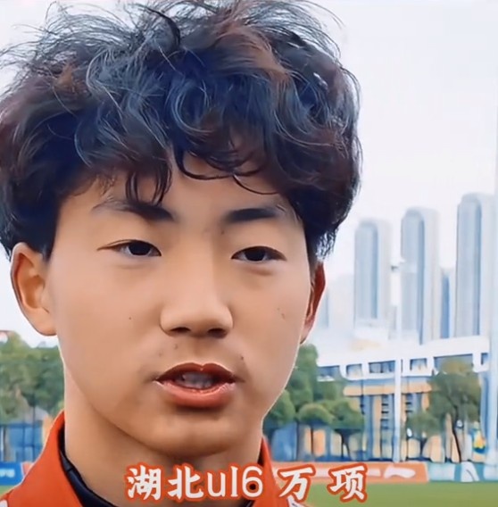  萬項談全運會吊射破門：發(fā)現(xiàn)門將站位不是很好，就很自信的射門
