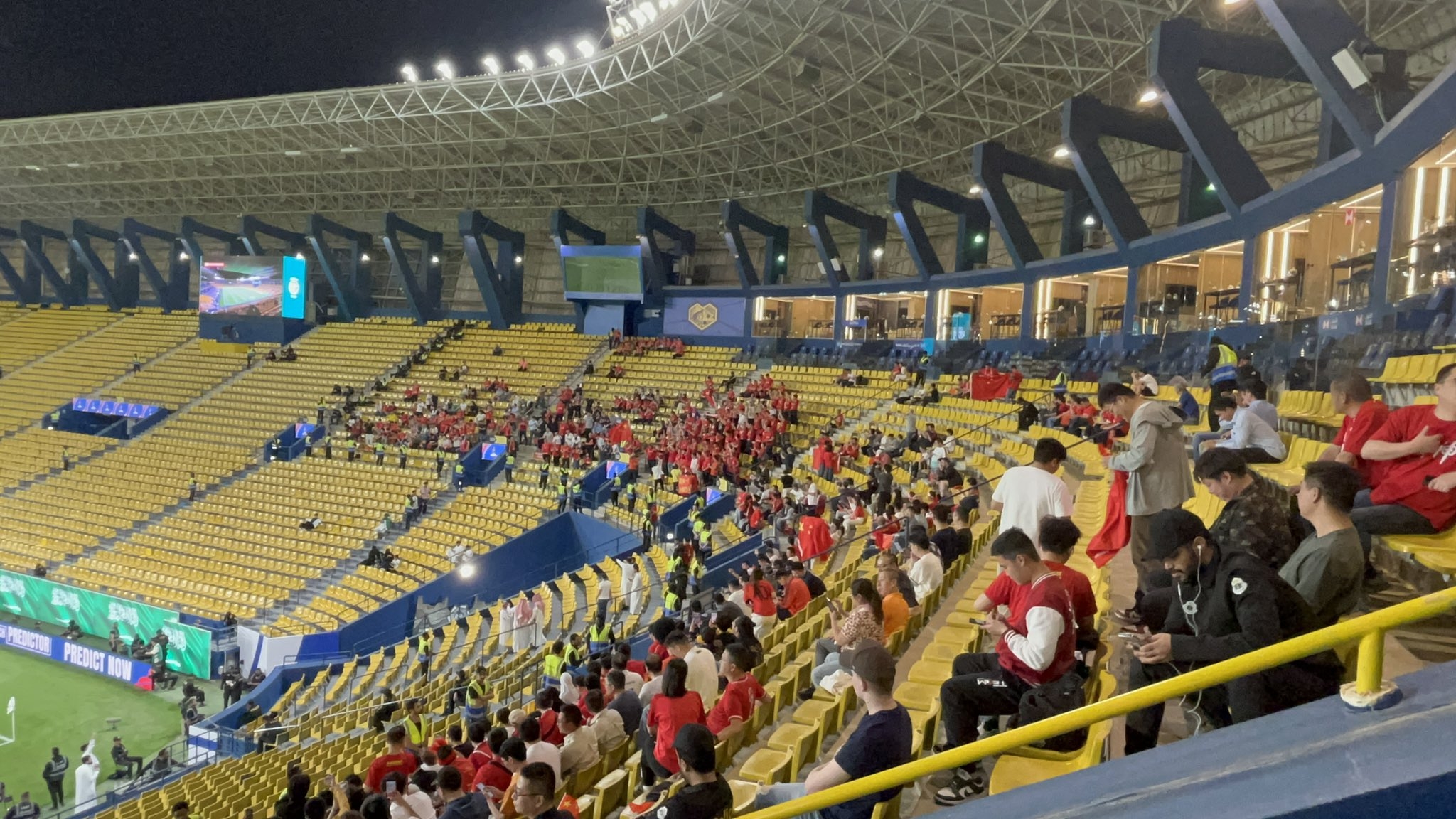  球票已售罄！中國球迷已經(jīng)入場，坐在球場上層沙特球迷區(qū)上方