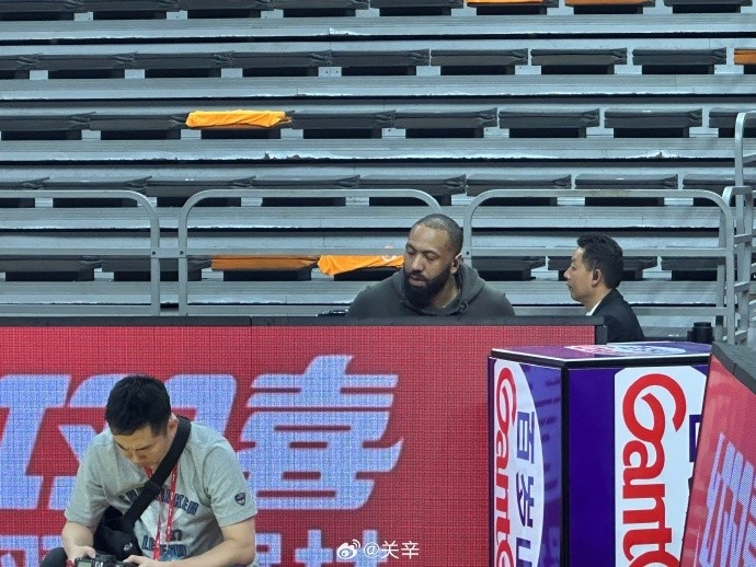  今晚不打？廣東主場(chǎng)迎戰(zhàn)廣廈 吉倫沃特一身便裝現(xiàn)身球館