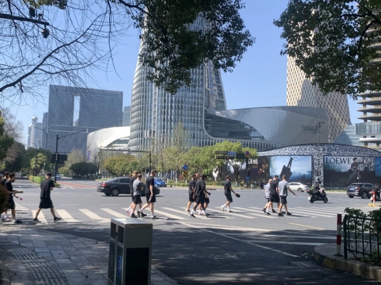  心態(tài)放松，有網(wǎng)友拍到澳大利亞隊早上在萬象城citywalk