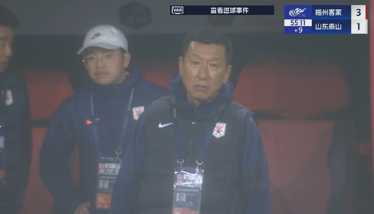  半場1-3落后遞補隊！場邊的崔康熙表情焦急