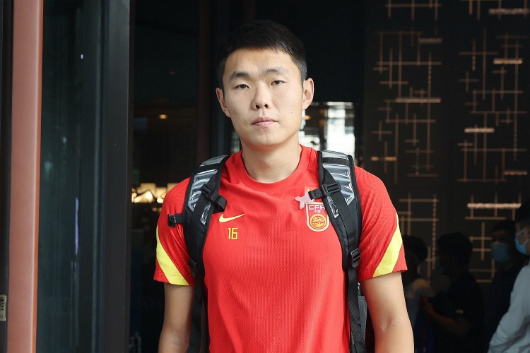  媒體人：國足征召5名邊后衛(wèi)真的有必要嗎？中場堆積眾多8號位