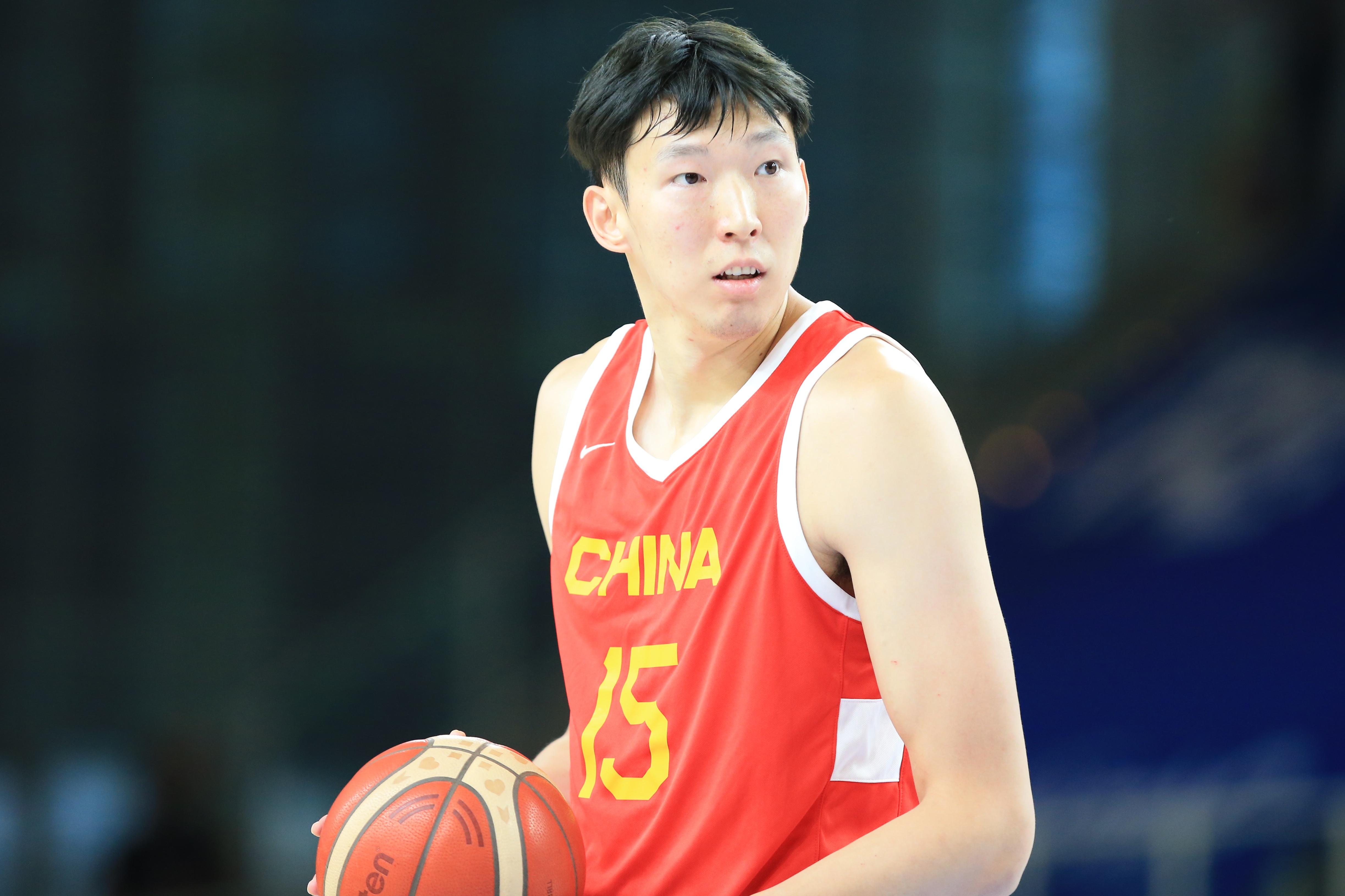  打得不錯(cuò)！周琦攻防建樹(shù) 半場(chǎng)4投2中得到5分3板1斷1帽0失誤