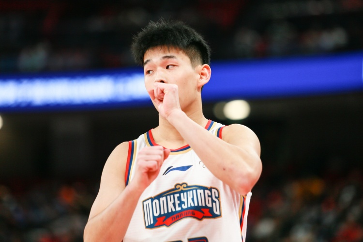  效率太低！林葳25中8&三分10中1拿到19分1板3助2斷 4失誤
