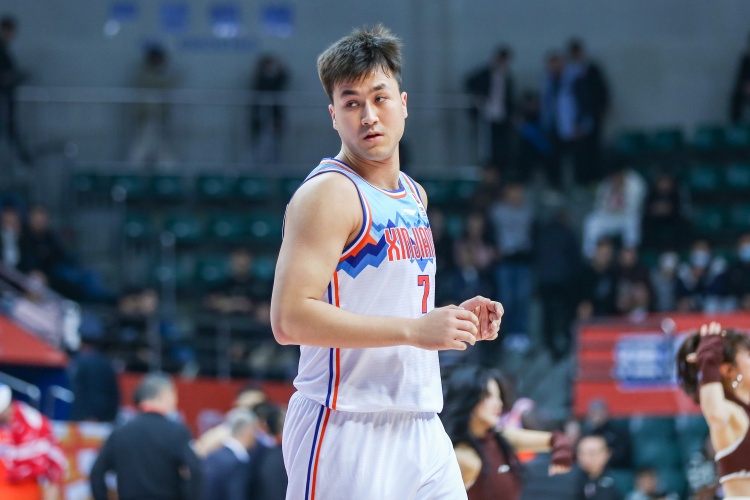  防到5犯被提前罰下！艾孜麥提全場9中3 貢獻(xiàn)9分1板1斷