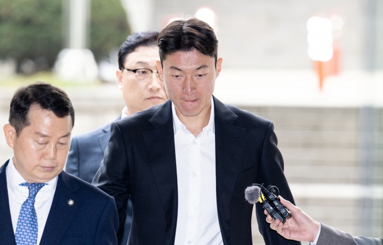  韓媒：庭審現(xiàn)場黃義助始終低頭雙手合十，判決后不停致歉