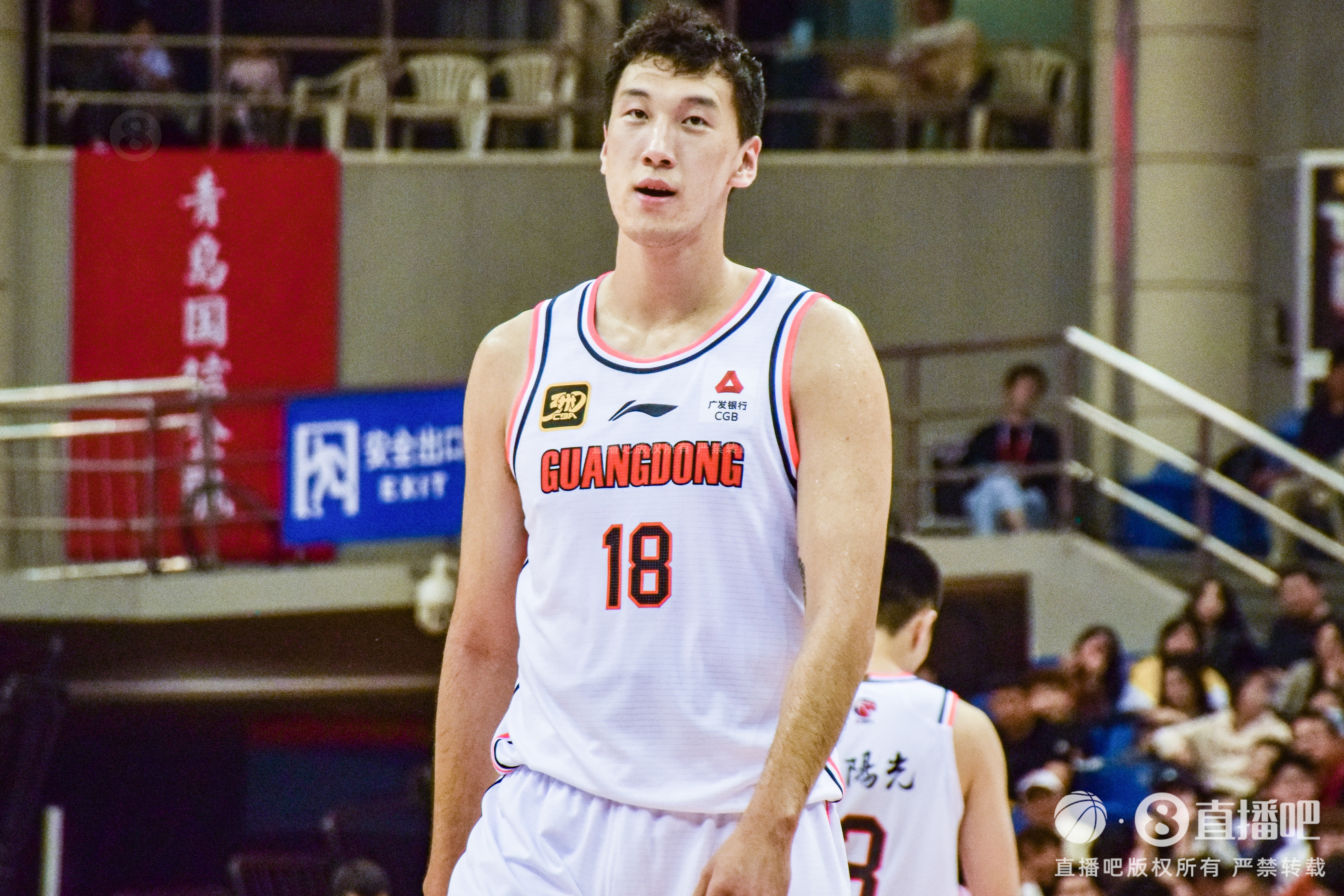  高炮臺發(fā)威！杜潤旺半場6中5拿到13分2斷1帽 三分3中3