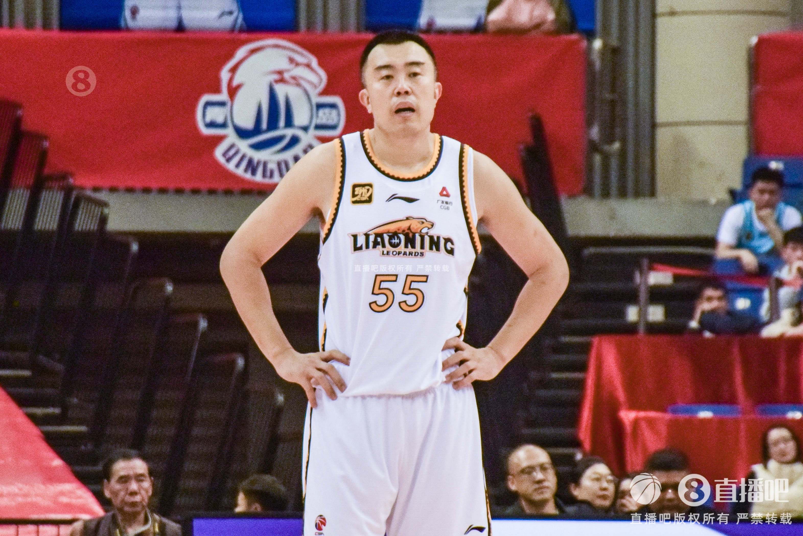  老將不容易！韓德君帶傷出戰(zhàn)半場6分鐘5犯 僅2板2助