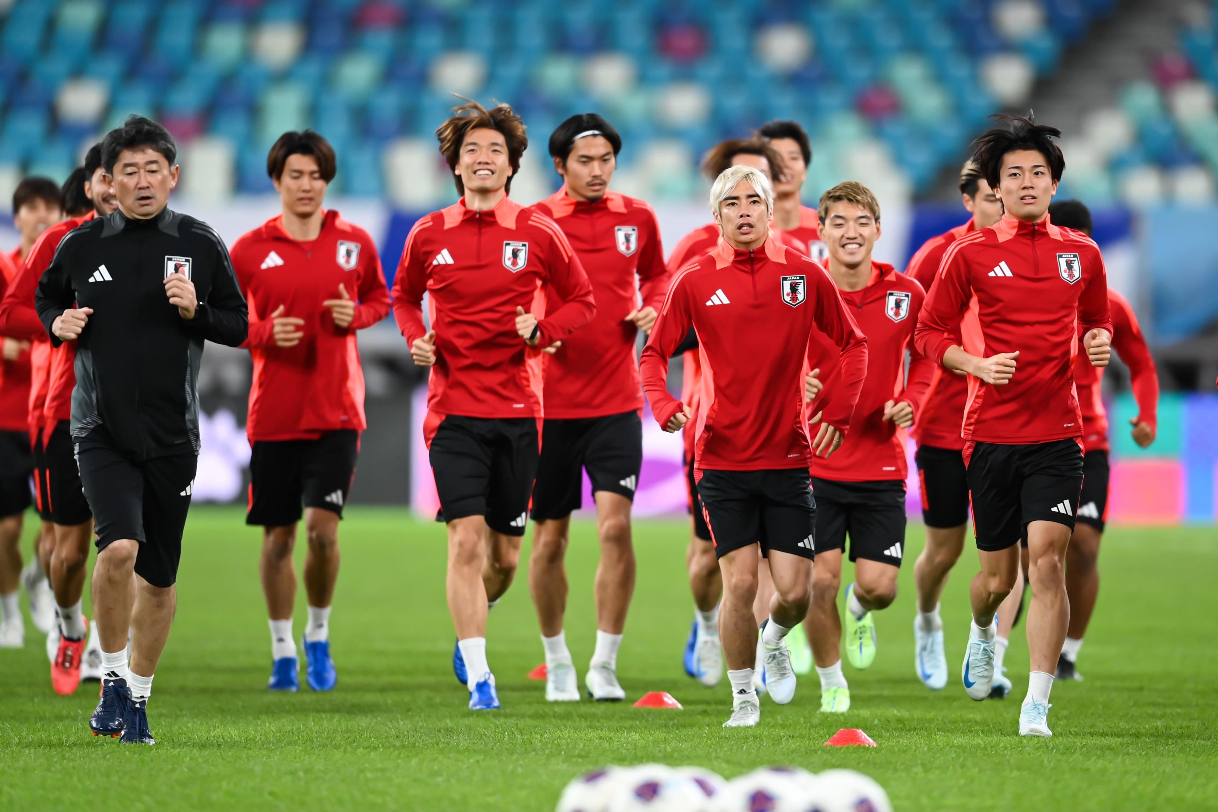  日媒：日本隊(duì)今日進(jìn)行賽前一日踩場訓(xùn)練，三笘薰和長友佑都缺席