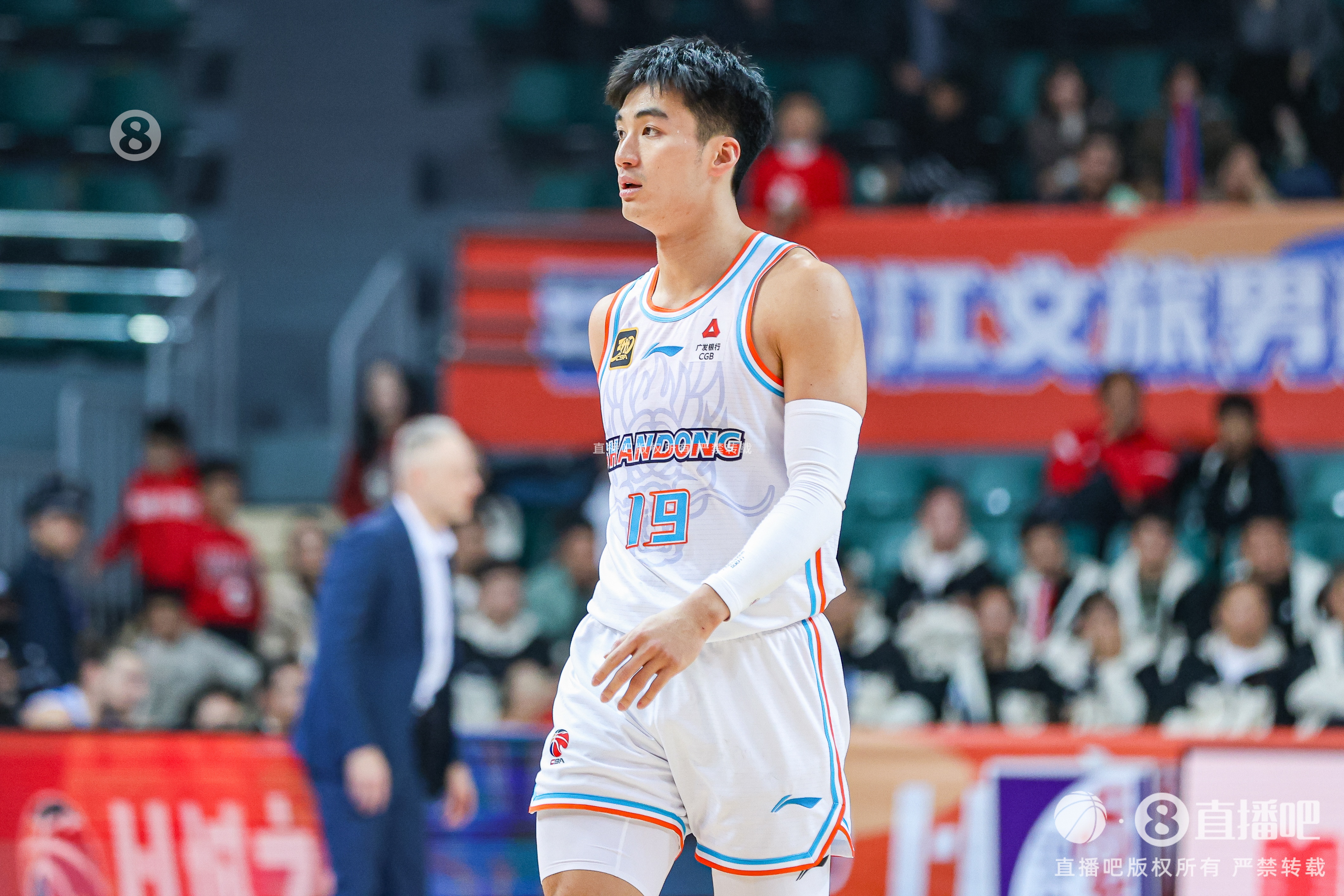  今天效率奇高！于德豪上半場11分鐘7投5中砍下全隊(duì)最高的12分