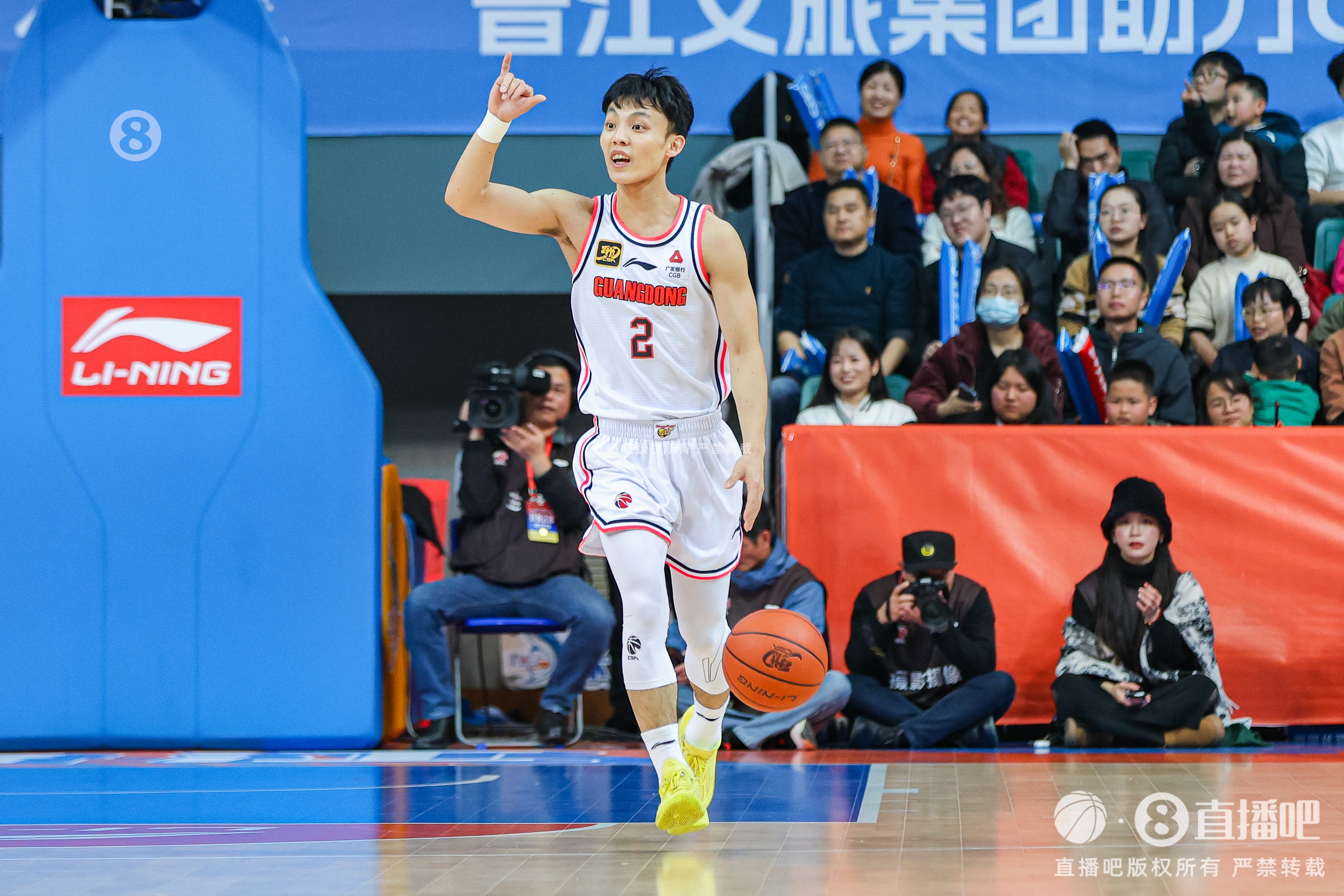  打得輕松！徐杰9中4拿到12分3板6助1斷