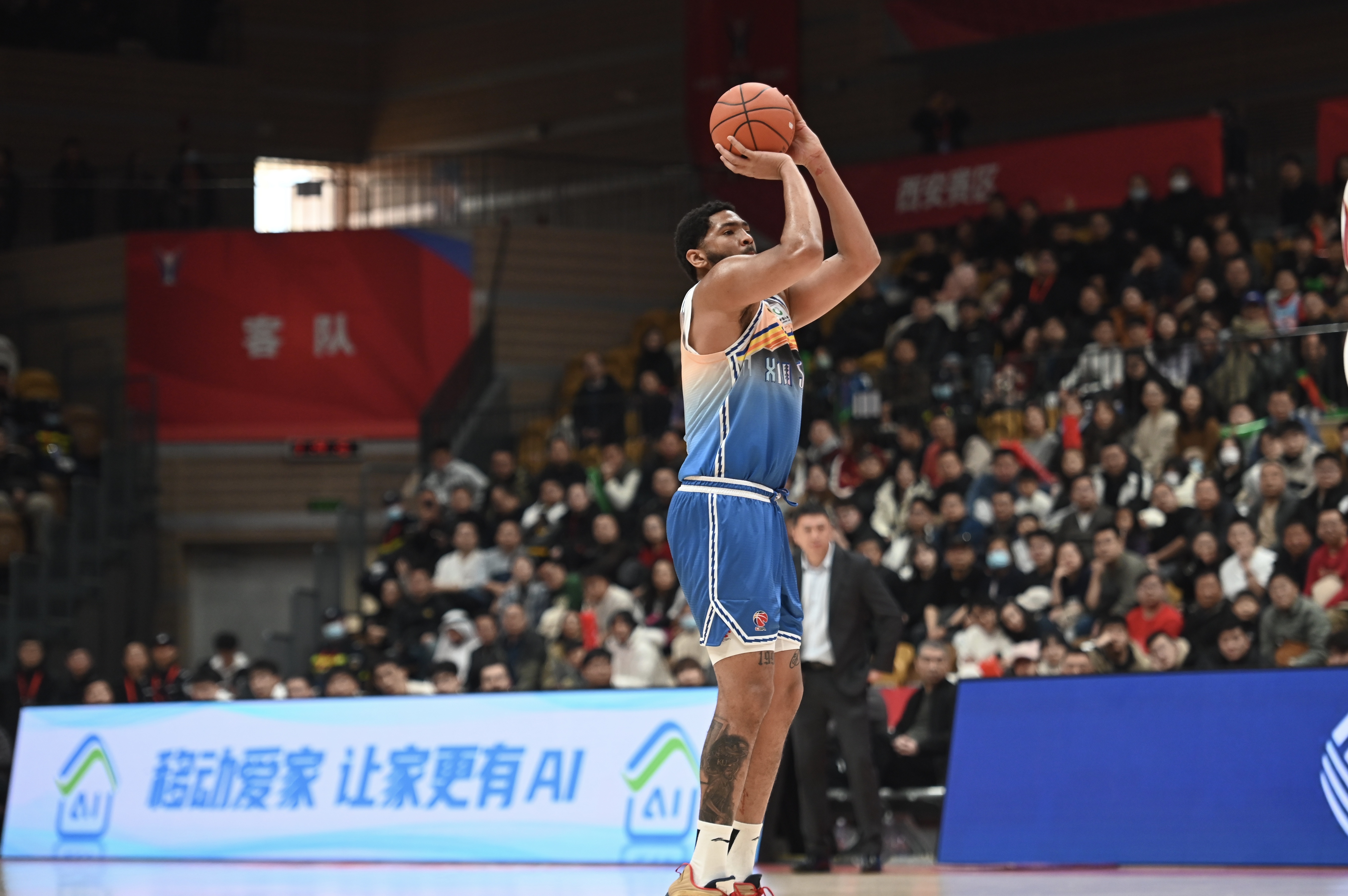  率先發(fā)力！新疆外援勞森首節(jié)7中5拿到11分 三分2中1